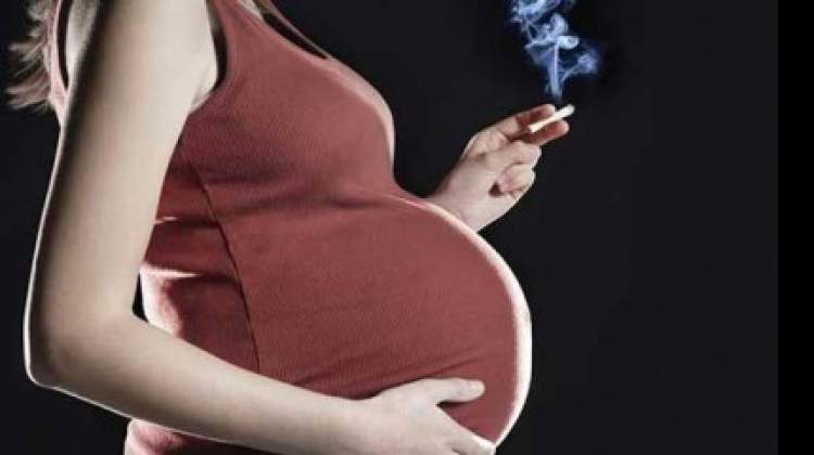 hamile birini sigara içerken görmek