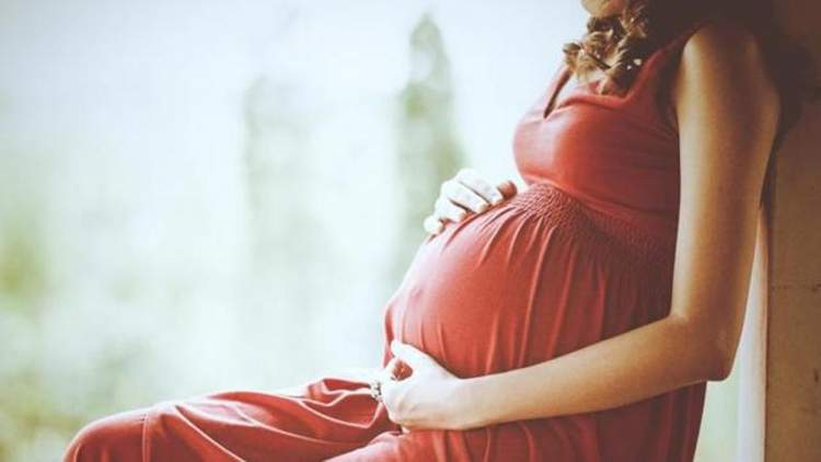 hamile kadının kucağında bebek görmek