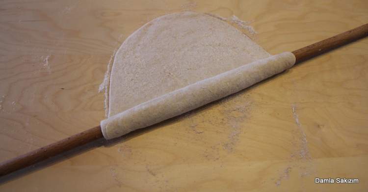 hamur açmak ekmek yapmak