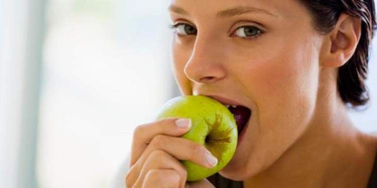 hasta birinin elma yediğini görmek