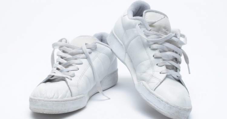 iki çift beyaz ayakkabı görmek