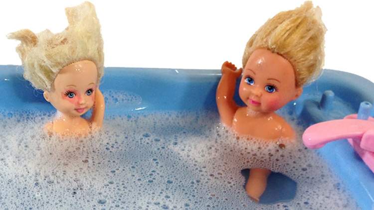 ikiz bebek yıkamak