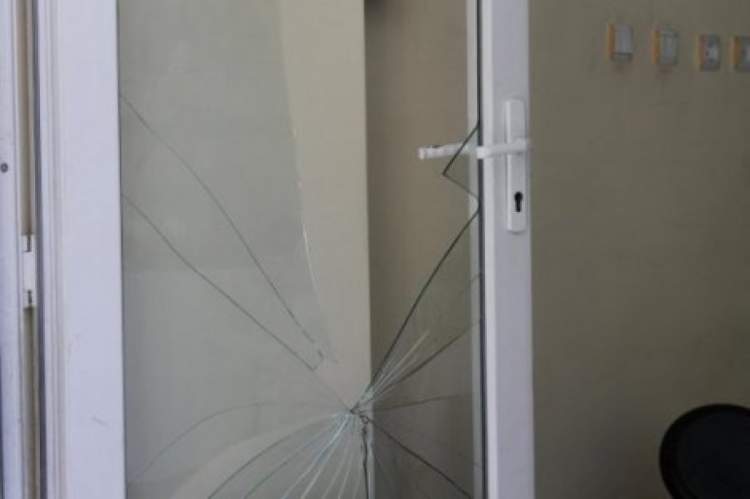 kapının camının kırılması