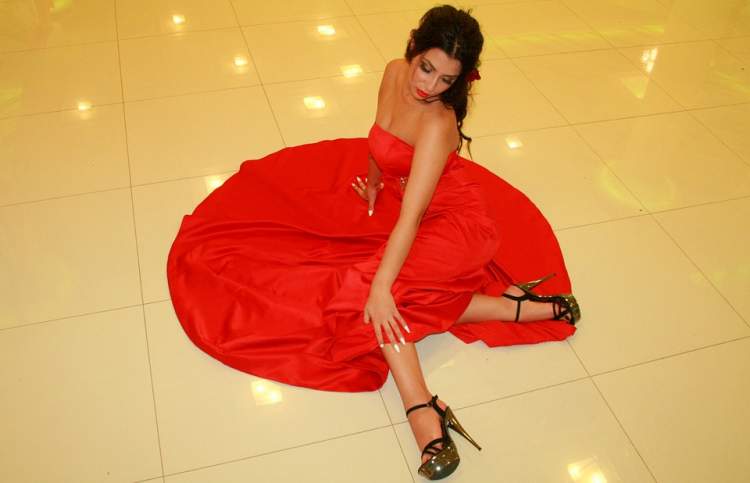 Kırmızı Elbise Giyip Düğüne Gitmek - ruyandagor.com