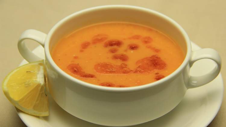 kırmızı mercimek çorbası yemek