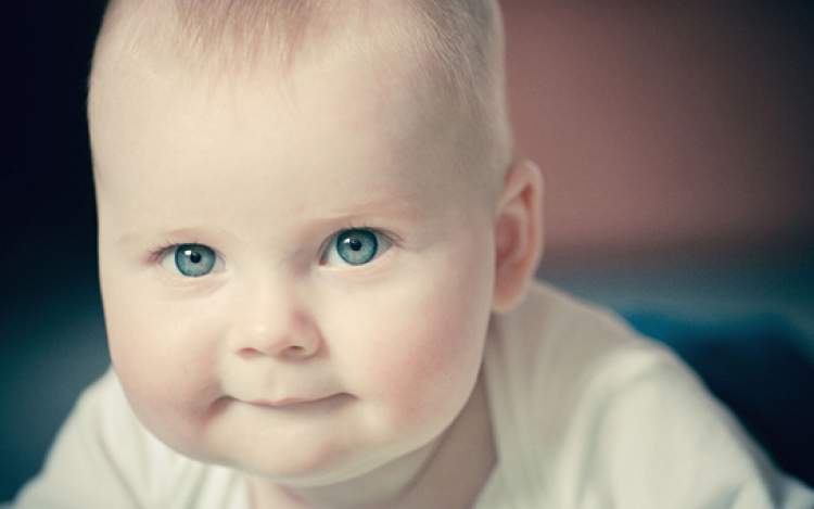 mavi gözlü bir erkek bebek doğurmak