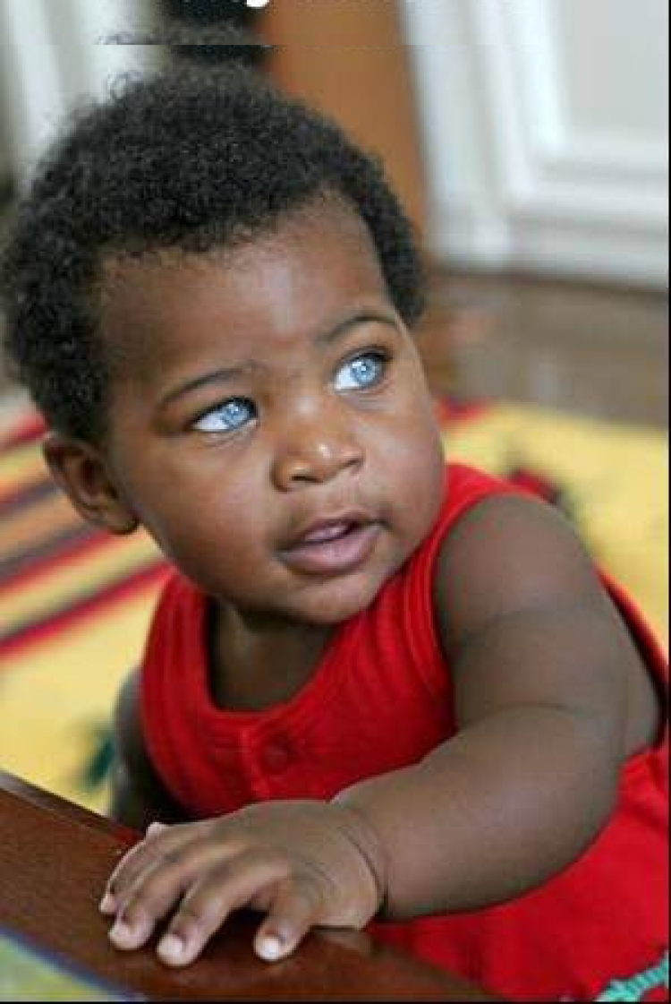 mavi gözlü esmer bebek görmek