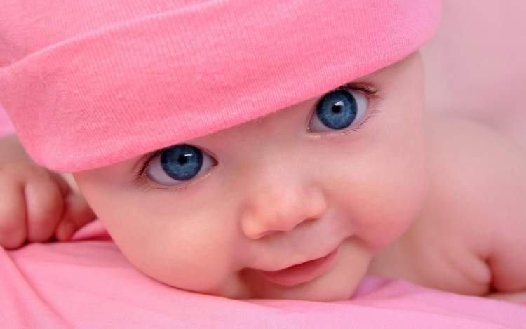 mavi gözlü gülen bebek görmek