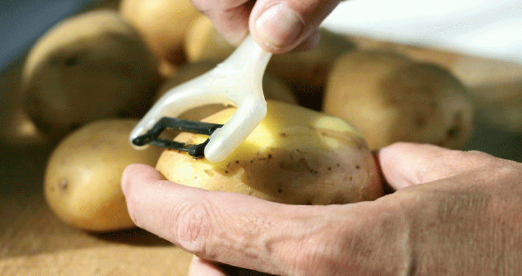 patates soymak ve kızartmak