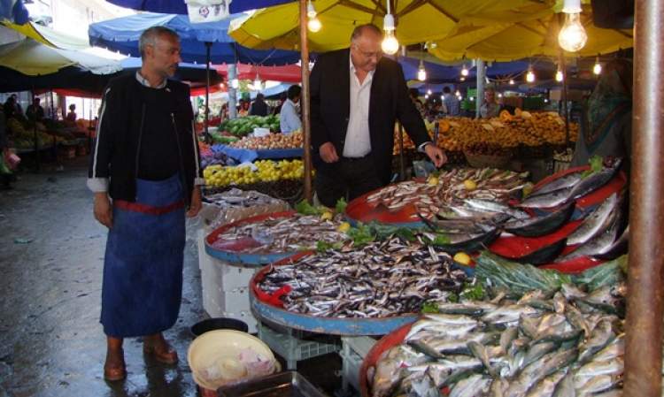 pazarda balık satmak