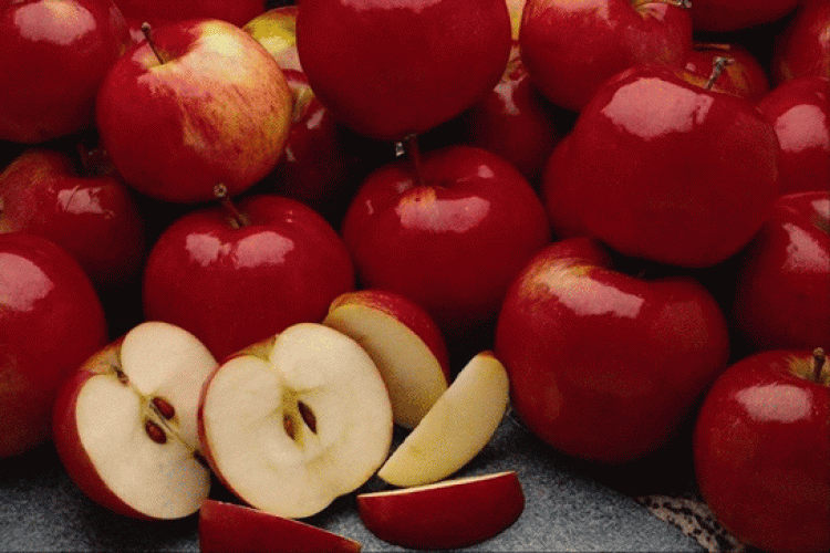 pazarda kırmızı elma görmek