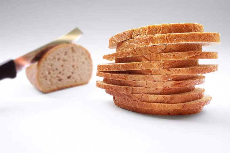 pişmiş ekmek dağıtmak
