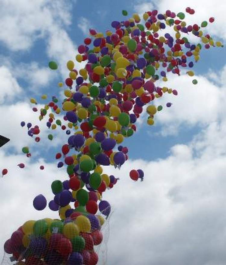 renkli uçan balonlar görmek