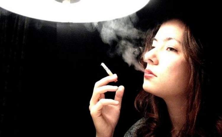 sigara içen bir kadın görmek