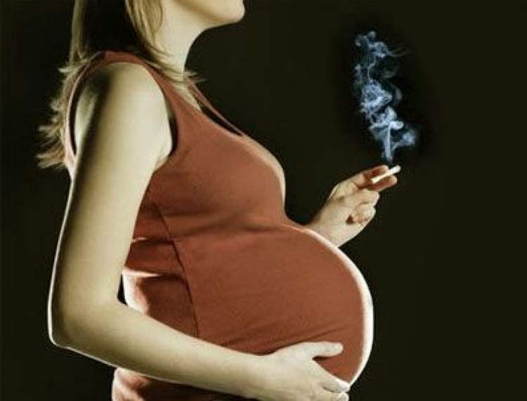 sigara içen hamile kadın görmek