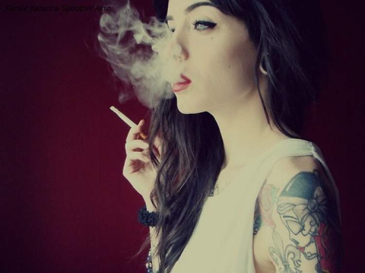 sigara içen kadın görmek