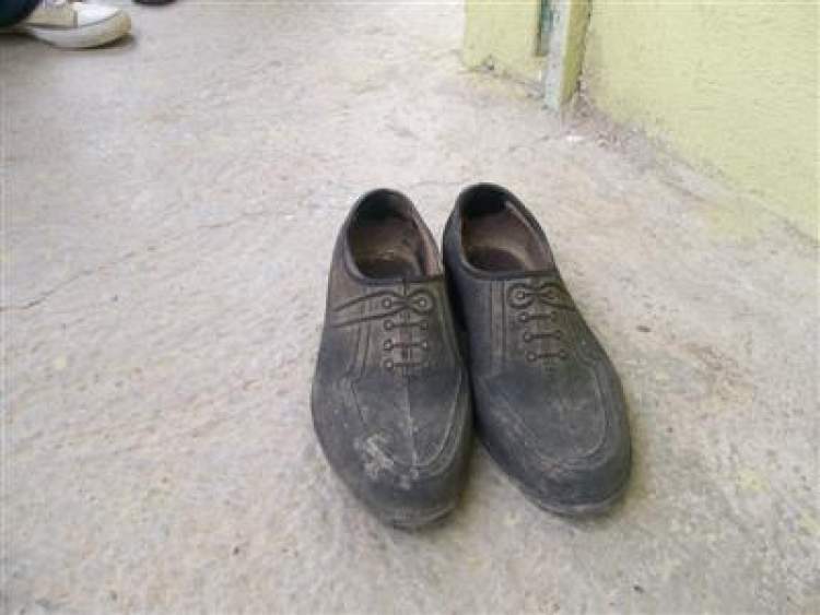 siyah lastik ayakkabı kaybetmek