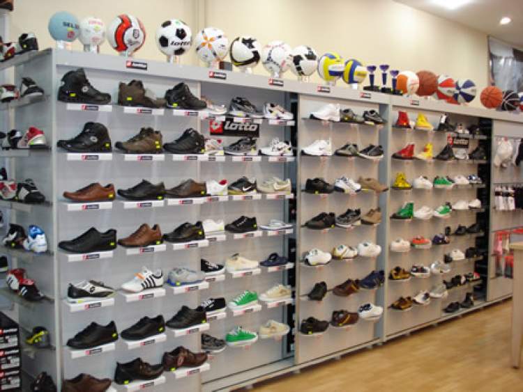 spor ayakkabı mağazası görmek