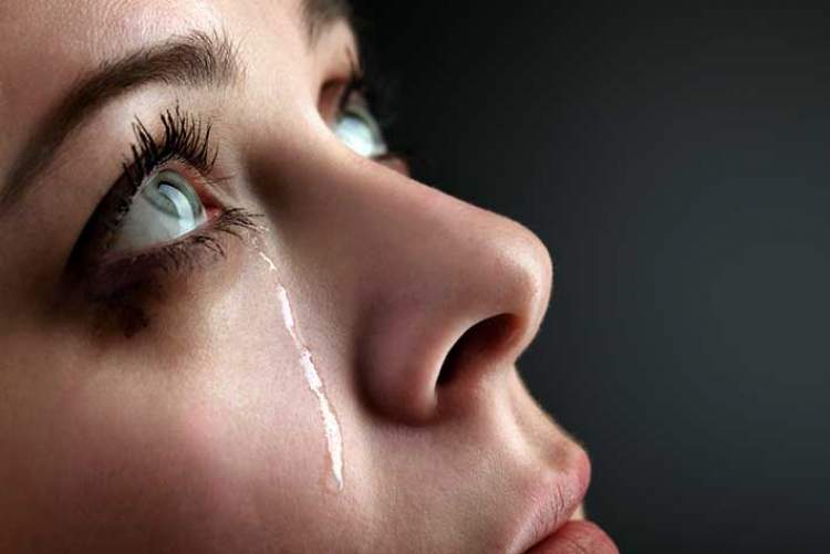 tanıdığı bir kadının ağladığını görmek