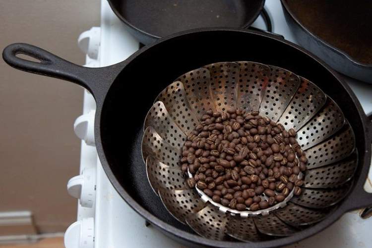 tavada kahve pişirmek