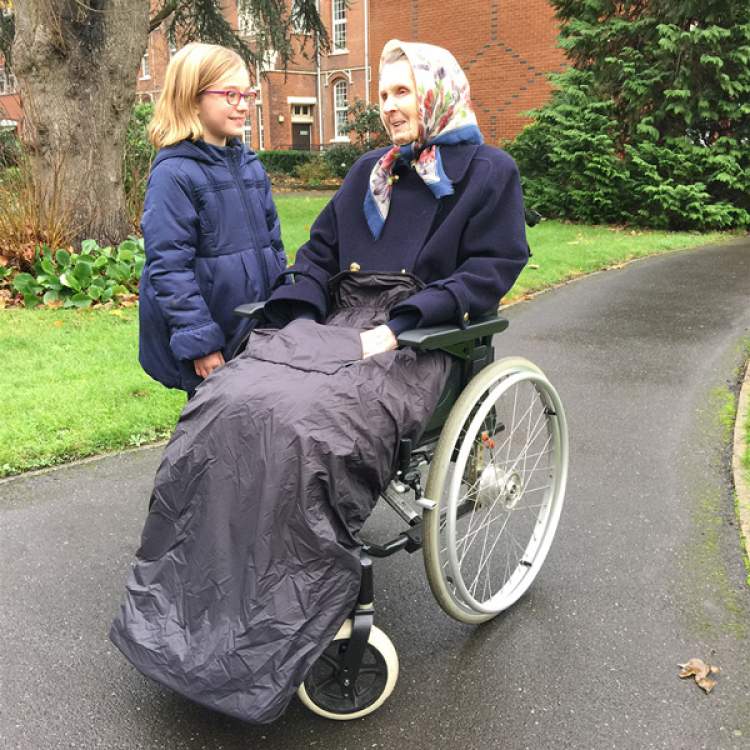 tekerlekli sandalyede yaşlı kadın görmek