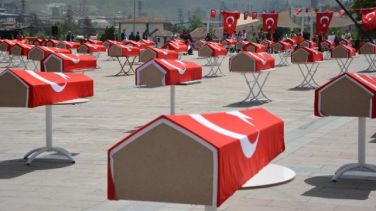 türk bayrağa sarılı tabut görmek