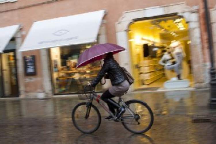 yağmurlu havada bisiklet sürmek