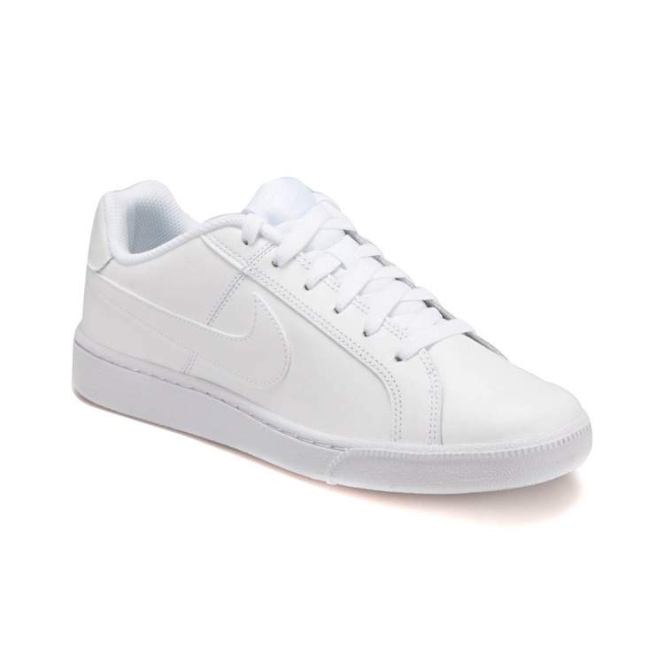 yeni beyaz spor ayakkabı giymek
