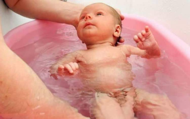 yeni doğmuş bebeği yıkamak görmek