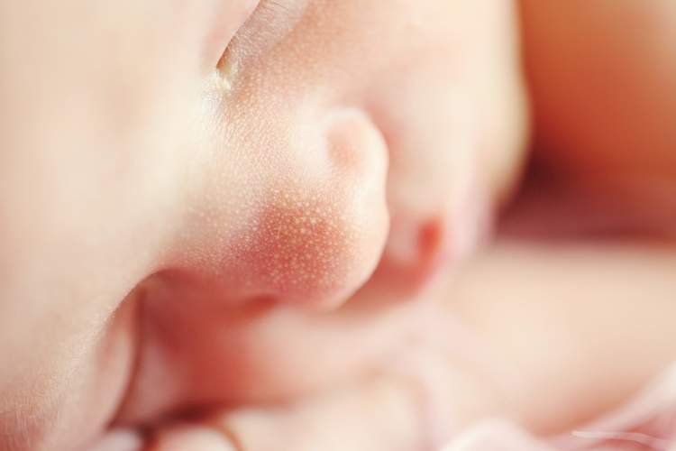 yeni doğmuş erkek bebeğin dişleri olduğunu görmek