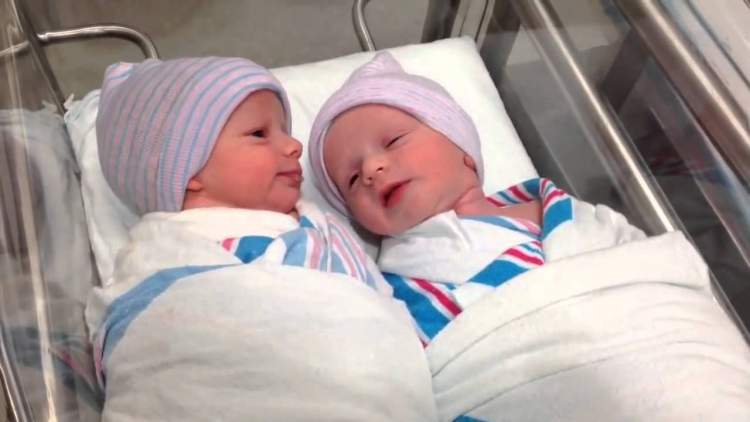 yeni doğmuş ikiz erkek bebek görmek