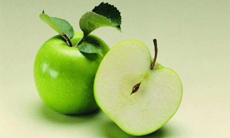 yeşil elma soyduğunu görmek
