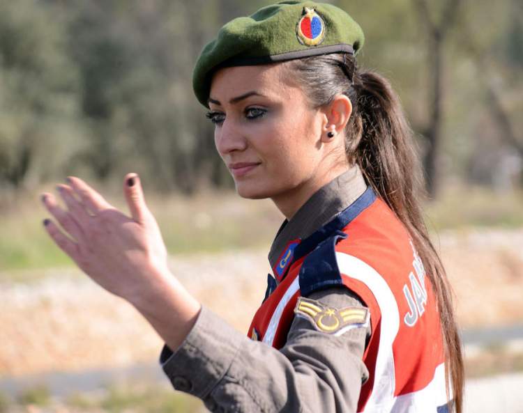 bir kızın asker kıyafeti giymesi