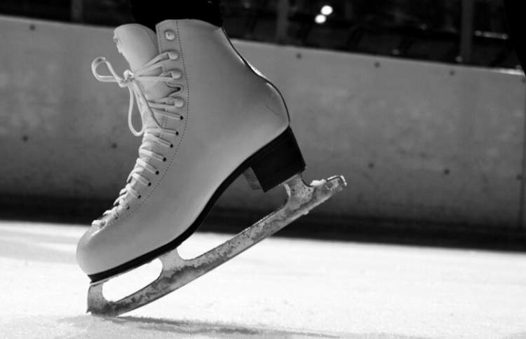 buz pateni ayakkabısı giymek