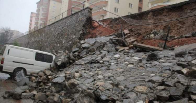 depremde duvarın yıkılması