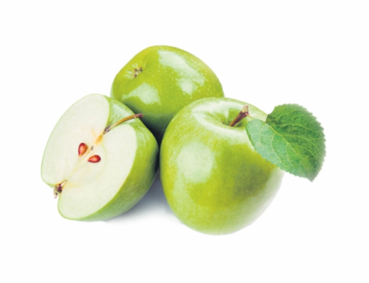 dilimlenmiş yeşil elma yemek