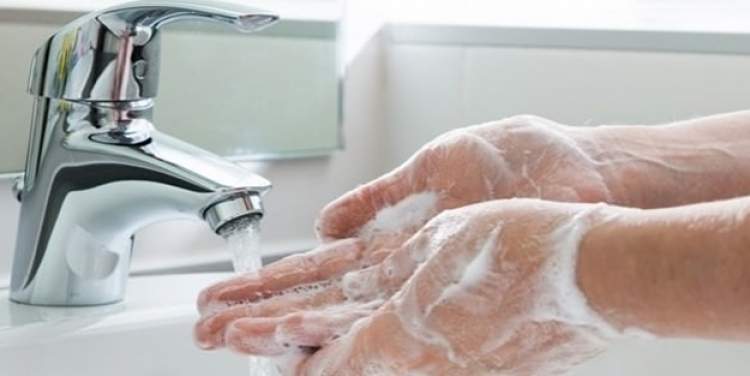 ellerini sabunla yıkadığını görmek