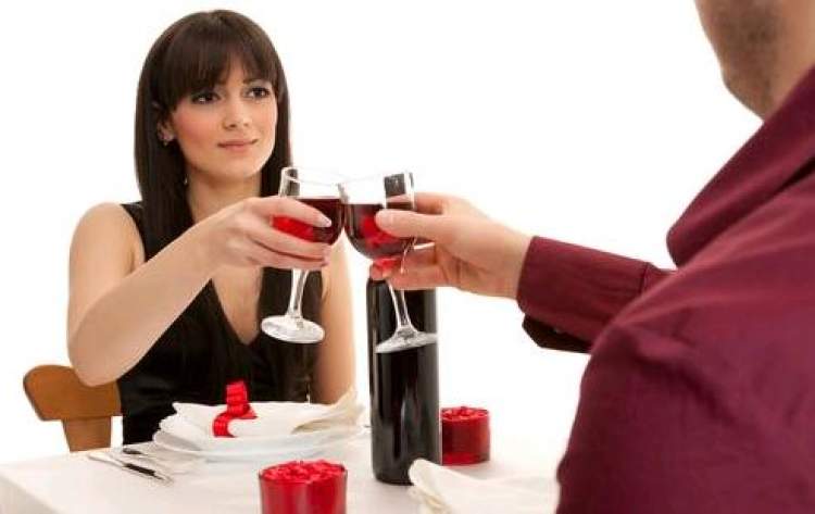 eşinin şarap içtiğini görmek