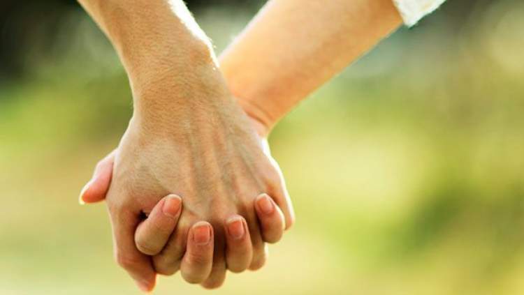 evli birinin başka erkeğin elini tutması