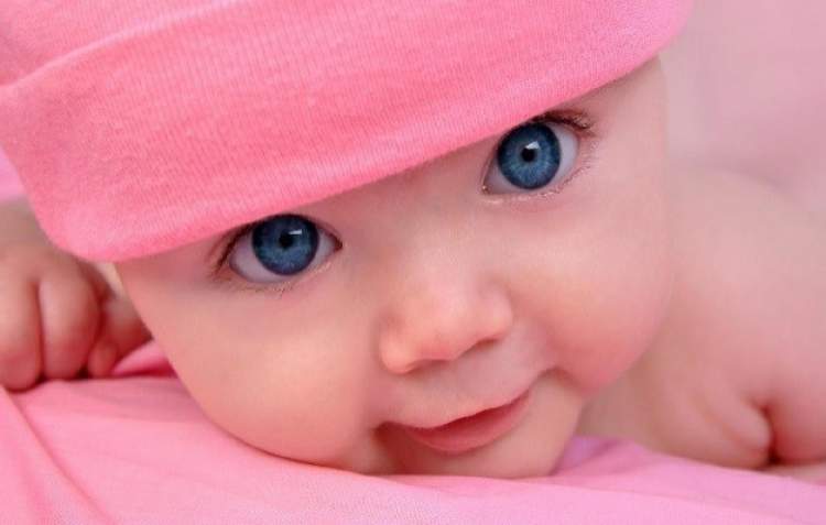 mavi gözlü güzel bir bebek görmek