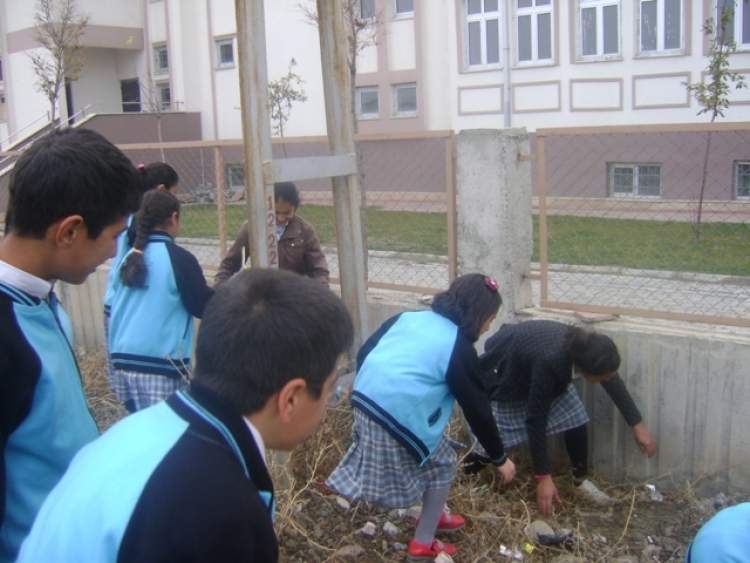 okul bahçesi temizlemek