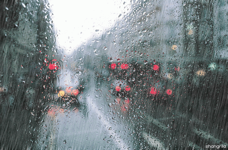 pencereden yağmuru izlemek