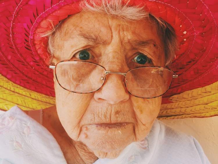 Rüyada Tanımadığım Yaşlı Kadın Görmek - ruyandagor.com