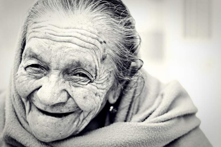 yaşlı kadını sevmek