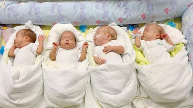 yeni doğmuş dördüz bebek görmek